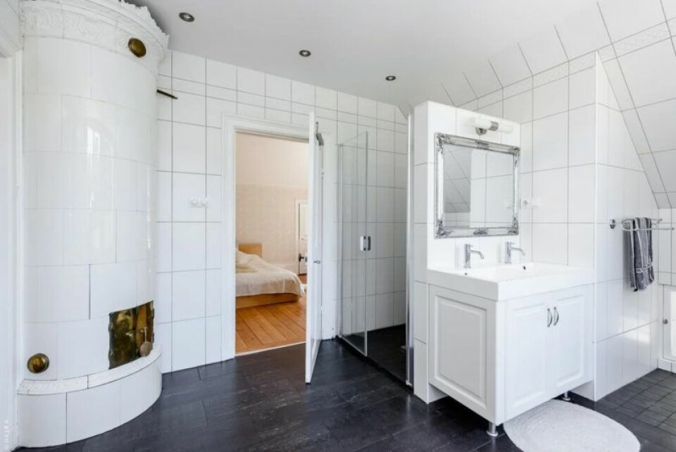 Badrum med kakelugn på övre plan. Badrum med kakelugn på övre plan.