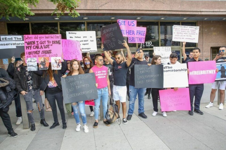 2019 protesterade flera fans mot Britney Spears förmyndarskap. Nu fortsätter de att kämpa för sin idol med hashtaggen #FreeBritney. 2019 protesterade flera fans mot Britney Spears förmyndarskap. Nu fortsätter de att kämpa för sin idol med hashtaggen #FreeBritney.