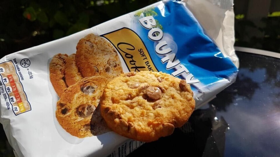 Kokos- och mjölkchokladfyllda Bountykakor som smälter i munnen. Kokos- och mjölkchokladfyllda Bountykakor som smälter i munnen.