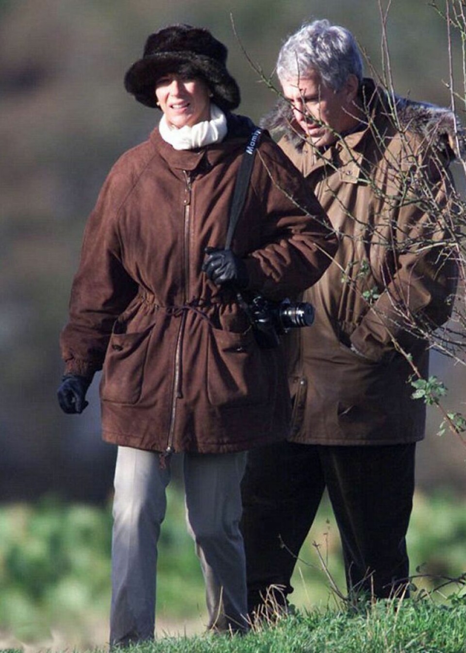 Ghislaine Maxwell och Jeffrey Epstein ute på promenad tillsammans. Ghislaine Maxwell och Jeffrey Epstein ute på promenad tillsammans.