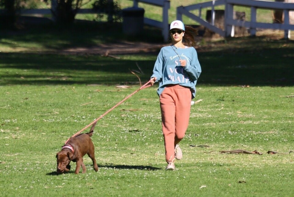 Alessandra Ambrosio och Cinnamon tar en promenad. Alessandra Ambrosio och Cinnamon tar en promenad.