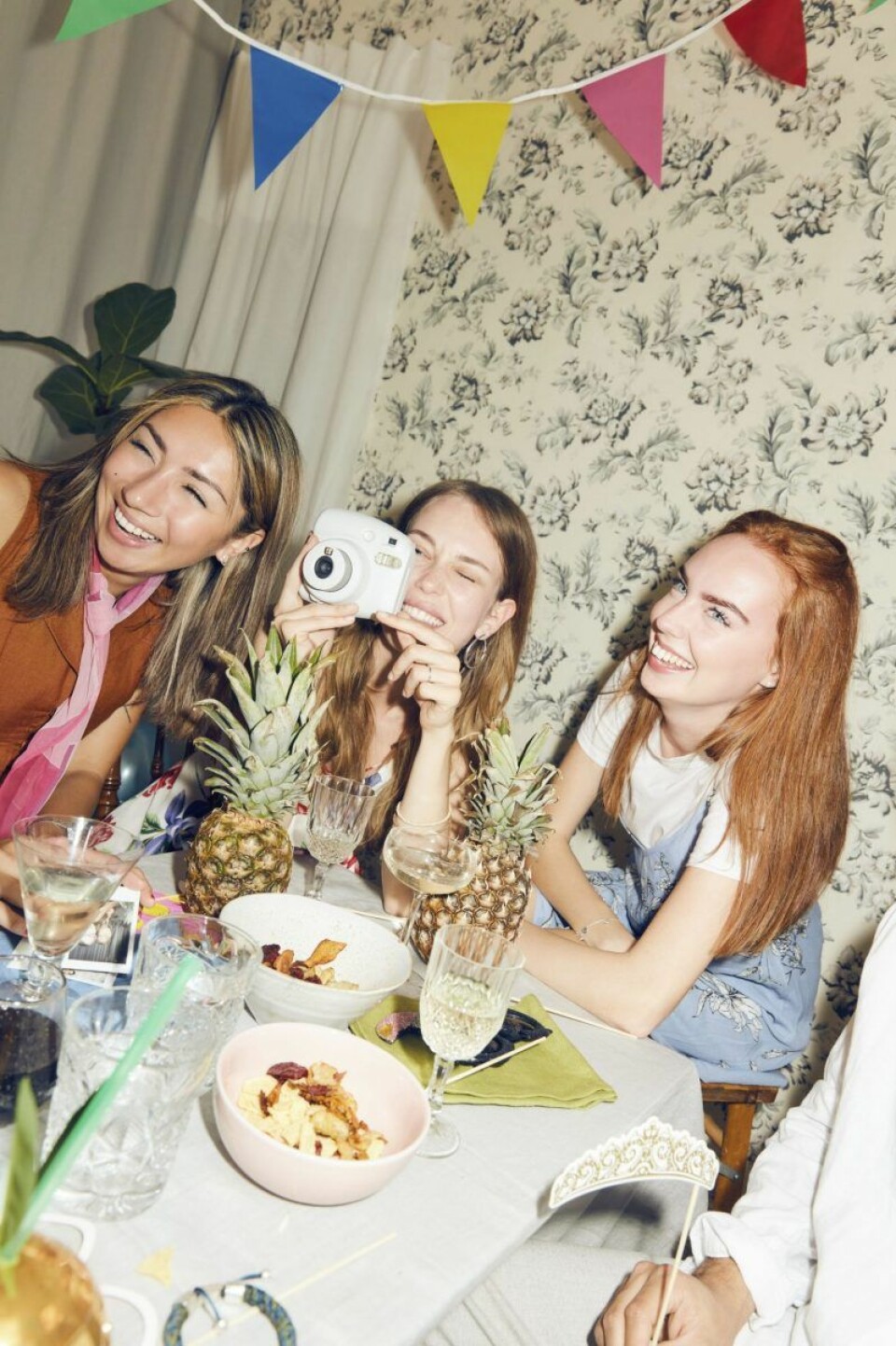 Ställ fram polaroidkameror som gästerna kan använda under kvällen. Ställ fram polaroidkameror som gästerna kan använda under kvällen.