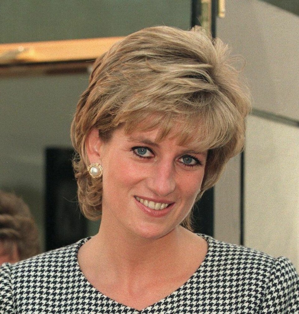 Prinsessan Diana av Wales finns med som karaktär redan i säsong fyra av serien och spelas då av Emma Corrin. Prinsessan Diana av Wales finns med som karaktär redan i säsong fyra av serien och spelas då av Emma Corrin.