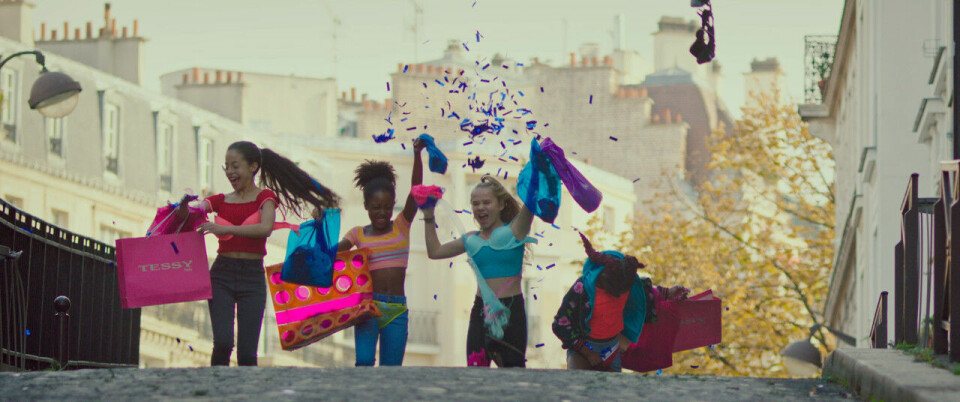 Snyggingar utspelar sig i Paris och handlar om elvaåriga Amy som dras mellan två världar. Snyggingar utspelar sig i Paris och handlar om elvaåriga Amy som dras mellan två världar.