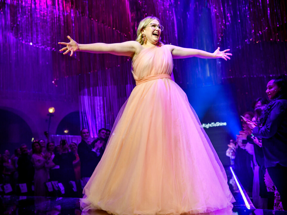 Emma på scen på Elle-galan 2020. Emma på scen på Elle-galan 2020.