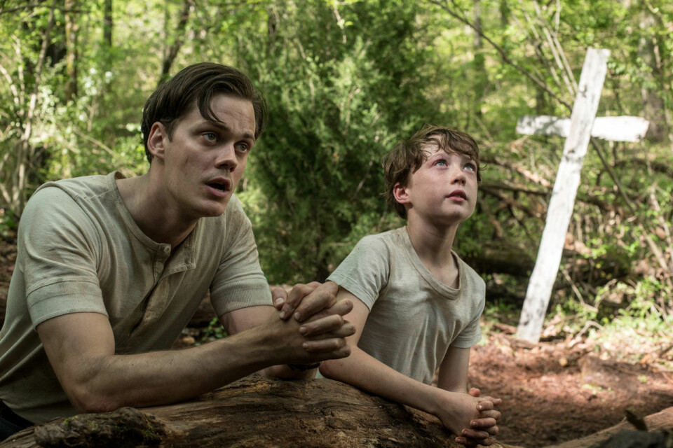 I The devil all the time spelar Bill Skarsgård en av rollerna. I The devil all the time spelar Bill Skarsgård en av rollerna.