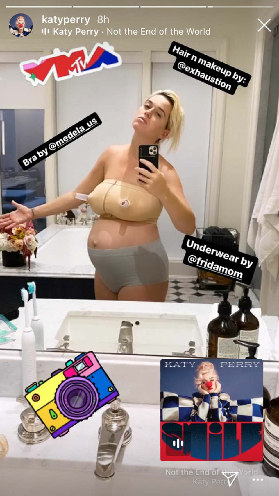 Katy Perry cirka en vecka efter förlossningen. Katy Perry cirka en vecka efter förlossningen.