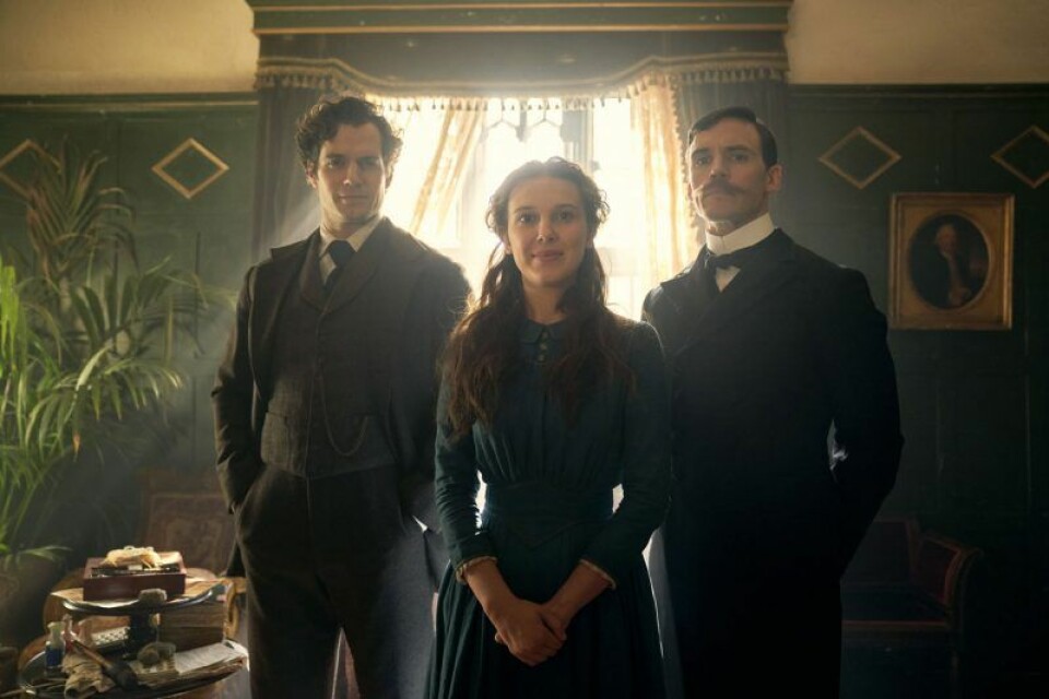 Enola Holmes är lillasyster till Sherlock Holmes. Enola Holmes är lillasyster till Sherlock Holmes.