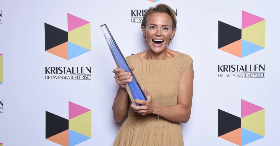 En dunderglad Josephine Bornebusch mottog tv-priset Kristallen för serien Älska mig i kategorin Årets tv-drama 2020. En dunderglad Josephine Bornebusch mottog tv-priset Kristallen för serien Älska mig i kategorin Årets tv-drama 2020.