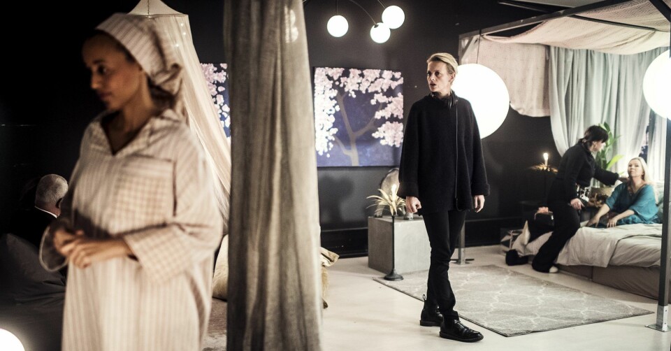 Josephine Bornebusch med regi-hatten på under inspelningen av Älska mig säsong två. Josephine Bornebusch med regi-hatten på under inspelningen av Älska mig säsong två.