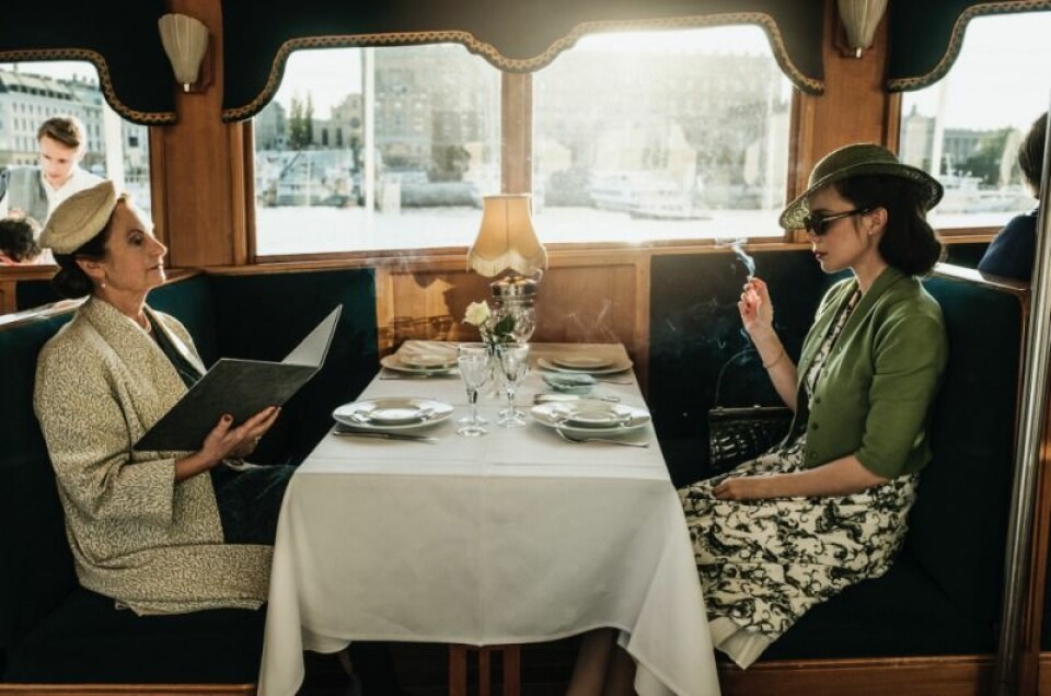 Nina och Helga på väg ut till sommarrestaurangen. Nina och Helga på väg ut till sommarrestaurangen.