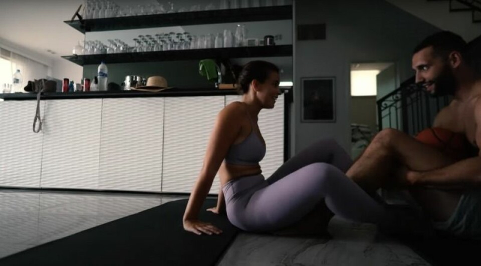 Här tränar paret tillsammans och man får för första gången en glimt av pojkvännens ansikte. Här tränar paret tillsammans och man får för första gången en glimt av pojkvännens ansikte.