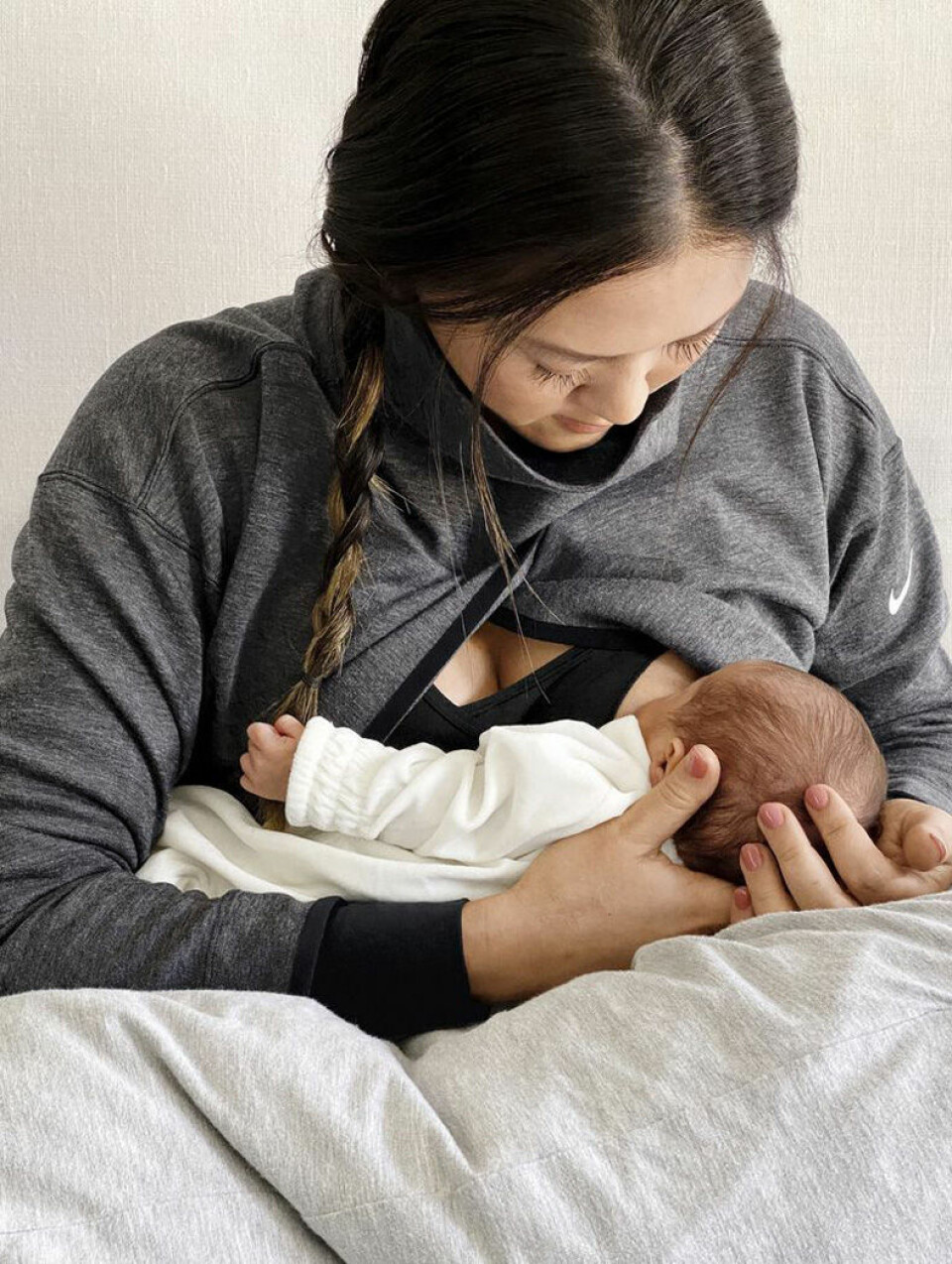 Amerikanska golfaren Michelle Wie West ammar i sportbehån och överdragströjan. Amerikanska golfaren Michelle Wie West ammar i sportbehån och överdragströjan.