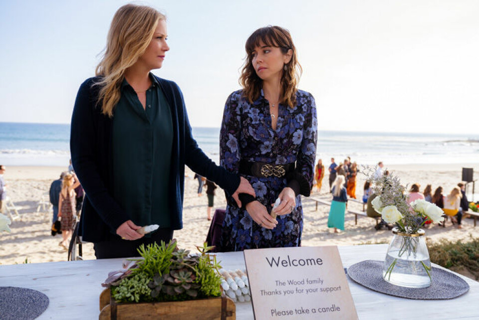 Christina Applegate och Linda Cardellini spelar huvudrollerna i tv-serien Dead To Me. Christina Applegate och Linda Cardellini spelar huvudrollerna i tv-serien Dead To Me.