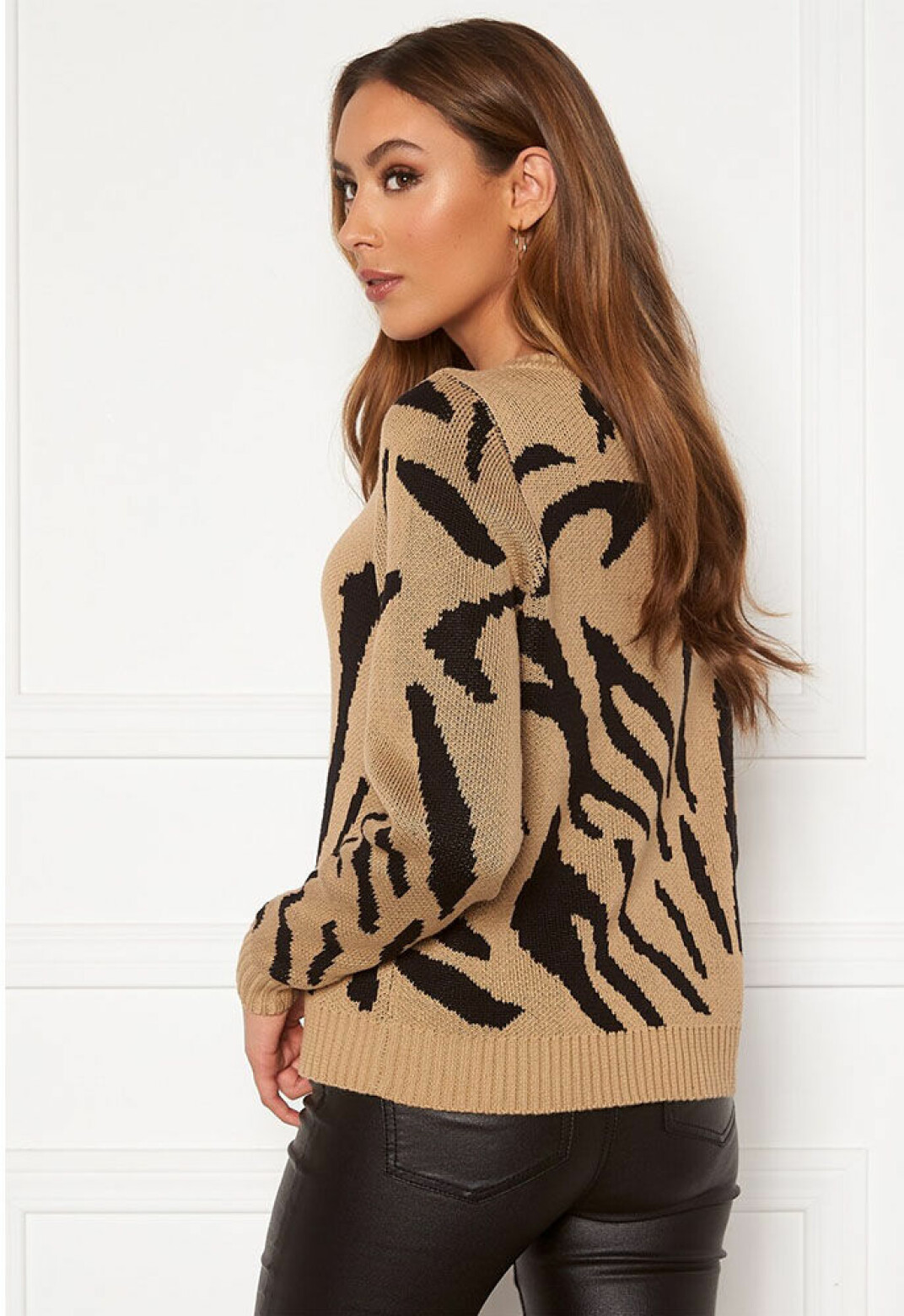 18 stickade tröjor till hösten med trendiga detaljer