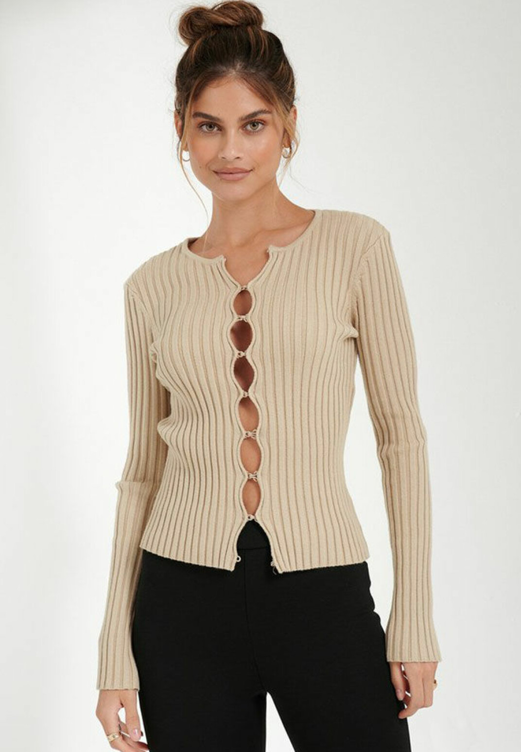 18 stickade tröjor till hösten med trendiga detaljer