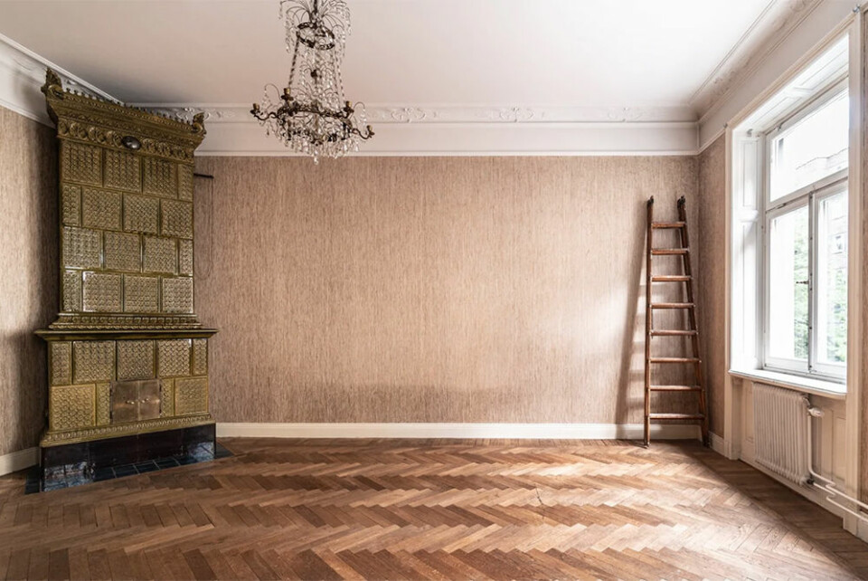 I våningen finns tre kakelugnar, varav en är denna ståtliga gröna pjäs. Foto: Richard Lundberg för Fastighetsbyrån/mäklare: Anna Johansson I våningen finns tre kakelugnar, varav en är denna ståtliga gröna pjäs. Foto: Richard Lundberg för Fastighetsbyrån/mäklare: Anna Johansson