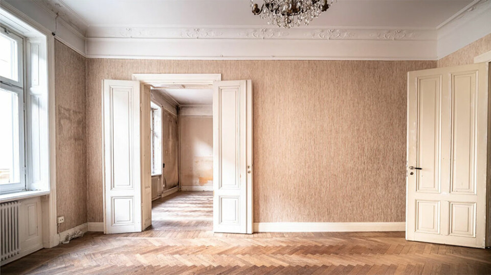 Pardörrar med tidstypiska speglar leder från ett rum till ett annat i trerummaren. Foto: Richard Lundberg för Fastighetsbyrån/mäklare: Anna Johansson Pardörrar med tidstypiska speglar leder från ett rum till ett annat i trerummaren. Foto: Richard Lundberg för Fastighetsbyrån/mäklare: Anna Johansson