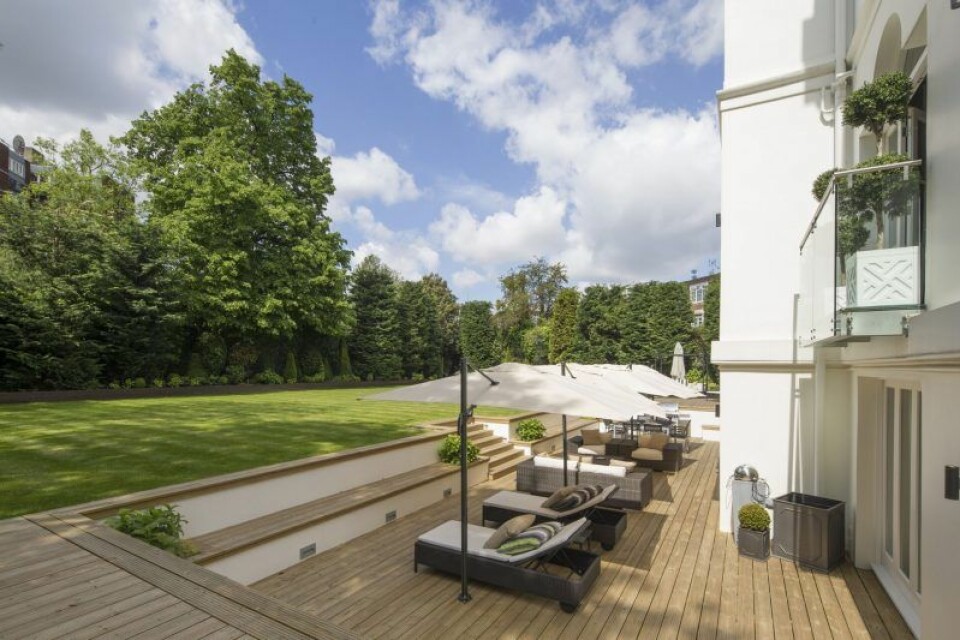 Undrar om artisten saknade pool vid sitt mansion? Undrar om artisten saknade pool vid sitt mansion?