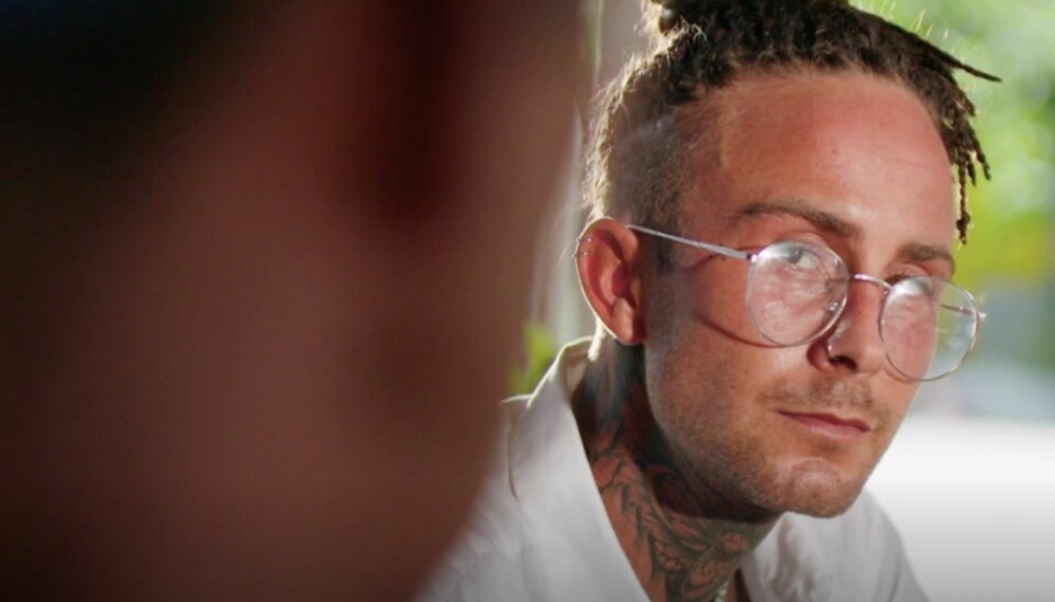 Inte för att vara sån med produktionen kunde faktiskt ha putsat Sebastians brillor inför inspelningen av introt. Inte för att vara sån med produktionen kunde faktiskt ha putsat Sebastians brillor inför inspelningen av introt.