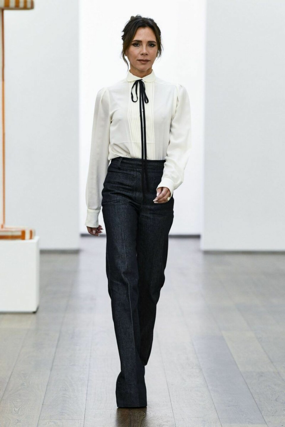 Victoria Beckham syr minikopia från catwalken till dottern Harper