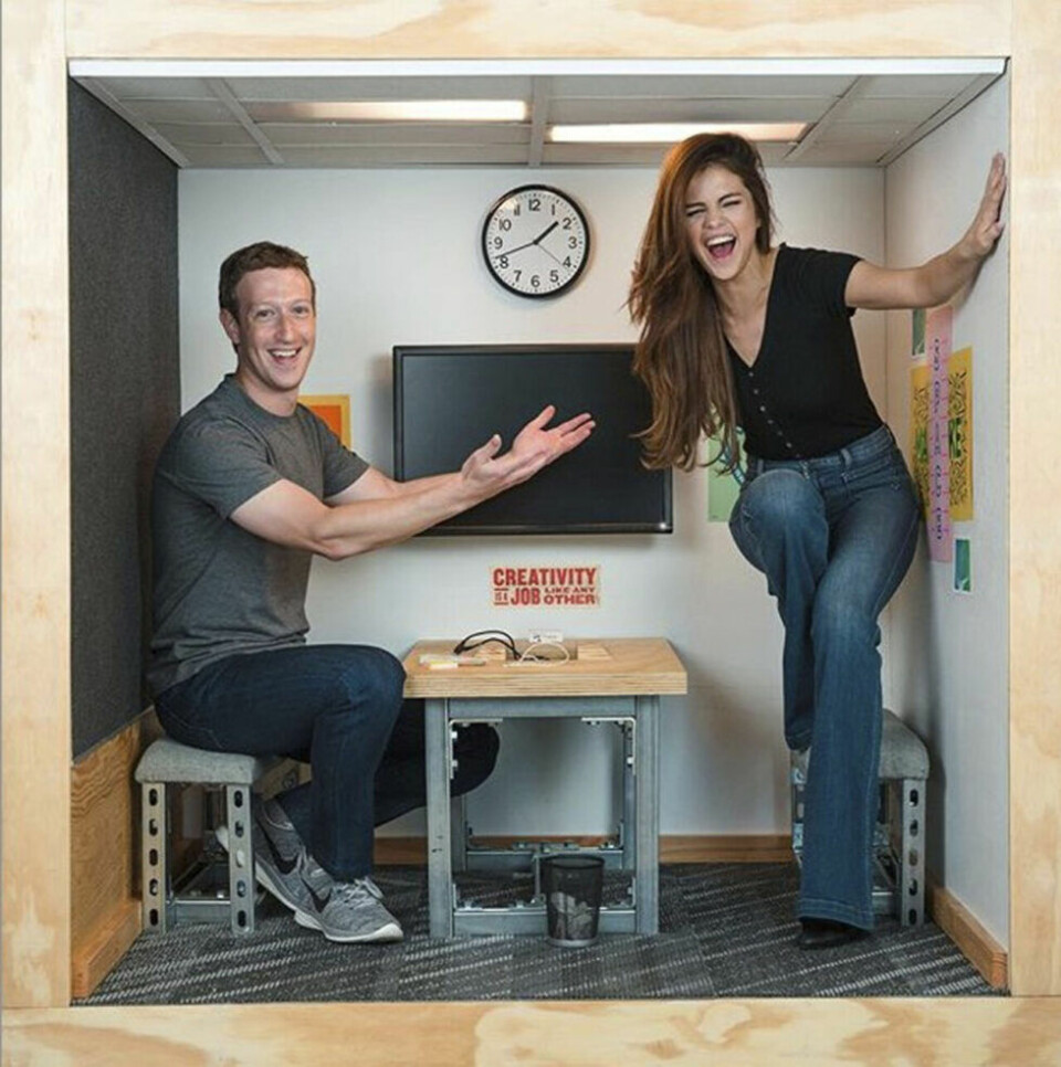 2016 var det en annan ton mellan Facebook-grundaren Mark och Selena när de besökte Facebook-kontorets minsta rum – idag sätter hon ner foten. 2016 var det en annan ton mellan Facebook-grundaren Mark och Selena när de besökte Facebook-kontorets minsta rum – idag sätter hon ner foten.