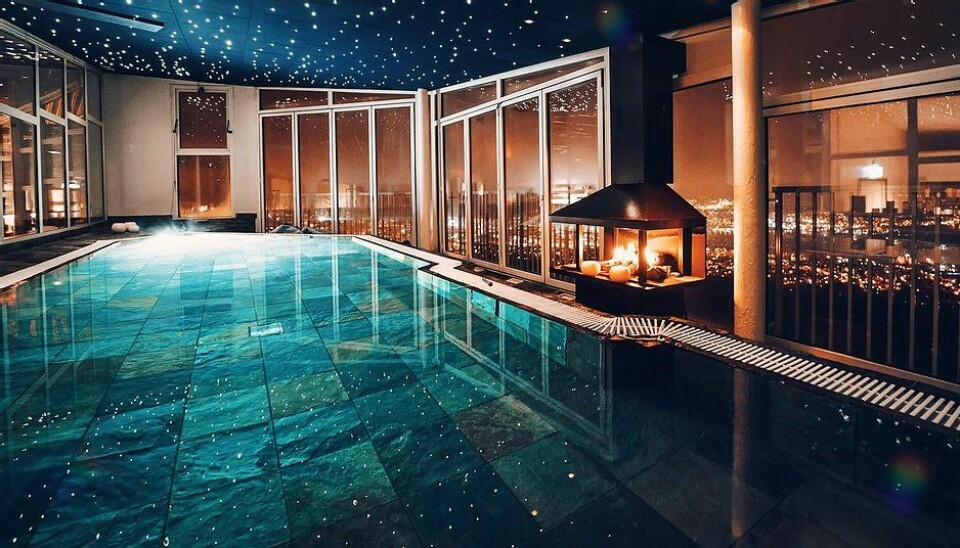 Pool med mysig brasa och utsikt över Sundsvall. Pool med mysig brasa och utsikt över Sundsvall.