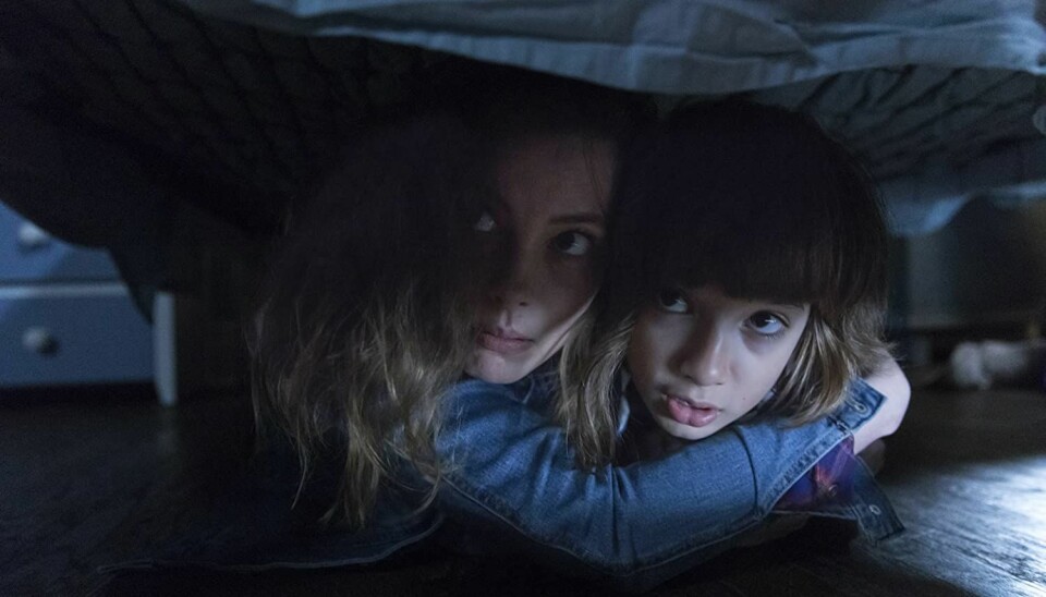 Azhy Robertson och Gillian Jacobs i Come Play. Azhy Robertson och Gillian Jacobs i Come Play.