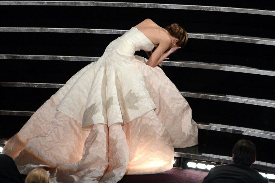 Här faller Jennifer Lawrence i trappen när hon är på väg upp för att ta emot sitt pris. Här faller Jennifer Lawrence i trappen när hon är på väg upp för att ta emot sitt pris.
