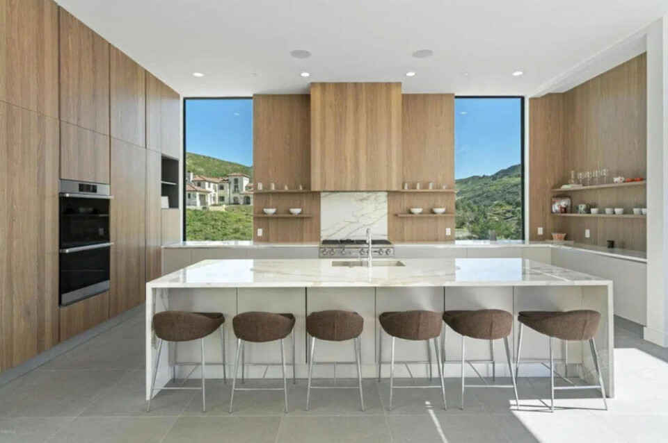 Socialt kök med plats för flera middagsgäster. Socialt kök med plats för flera middagsgäster.