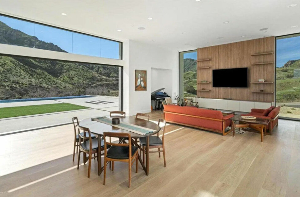 Stora fönsterpartier i husets alla rum. Stora fönsterpartier i husets alla rum.