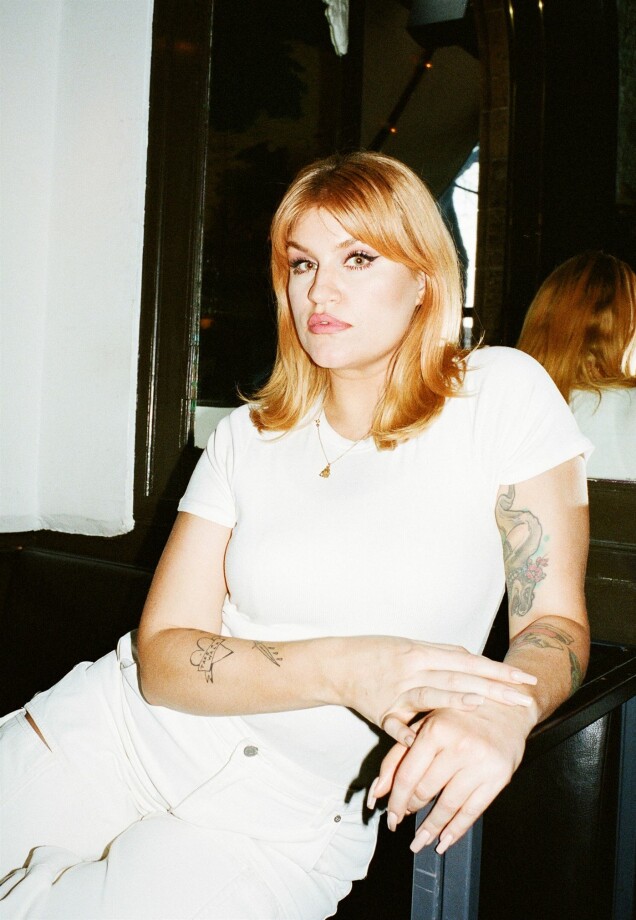 ”Mellan romanerna har jag skrivit en pjäs”, säger hon. ”Mellan romanerna har jag skrivit en pjäs”, säger hon.