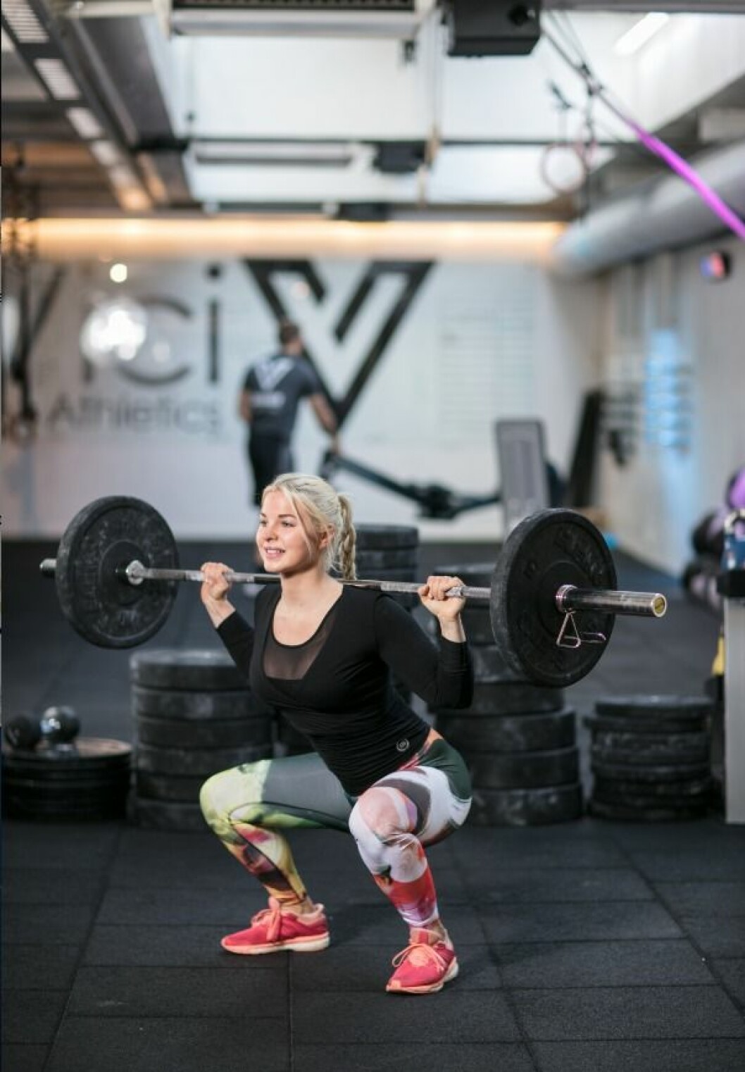 <strong>B. Gå fram och placera stången på axlarna. Sitt ned bakåt som att du skulle sätta dig på en stol. Koppla på sätesmusklerna och pressa knäna utåt under hela rörelsen. Behåll alltid ryggen rak och skjut explosivt upp till stående position med hjälp av rumpmusklerna och baksida lår. </strong>