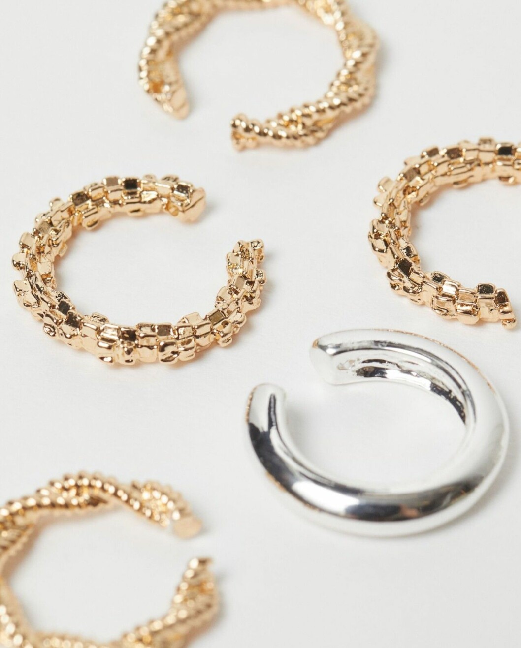 Earcuffs i silver och guld från H&M