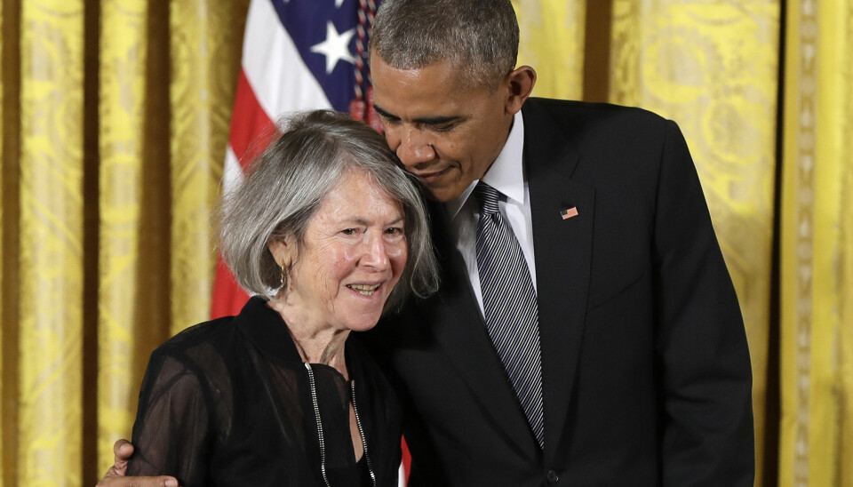 2015 tilldelades Louise Glück en hedersmedalj av dåvarande presidenten Barack Obama. 2015 tilldelades Louise Glück en hedersmedalj av dåvarande presidenten Barack Obama.