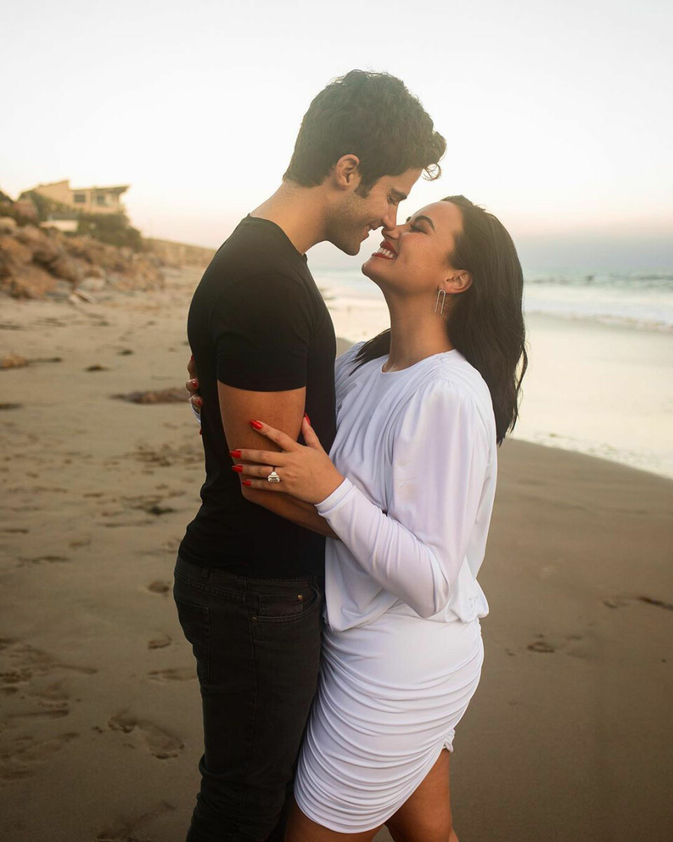 Max Ehrich och Demi Lovato bekräftade sin relation i våras och förlovade sig i somras. Max Ehrich och Demi Lovato bekräftade sin relation i våras och förlovade sig i somras.