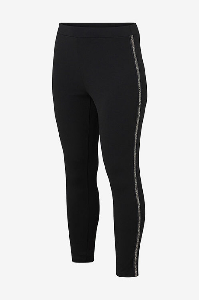 Kakan släpper festkollektion med Ellos – se alla plagg här