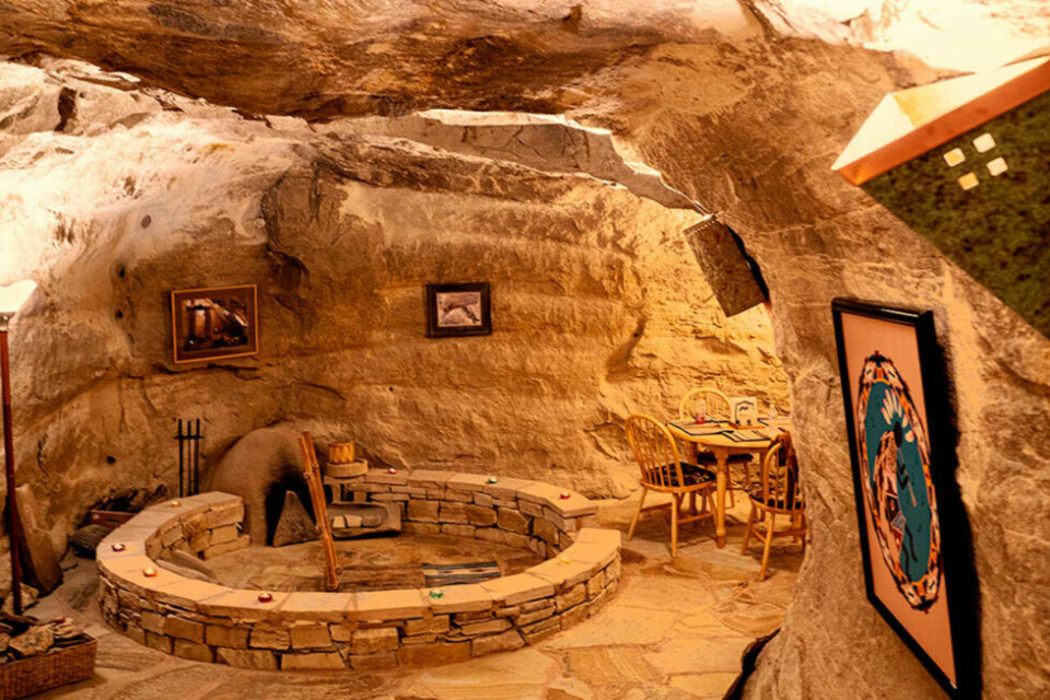 Trots att det är en grotta så finns det gott om plats och är högt till tak. Trots att det är en grotta så finns det gott om plats och är högt till tak.