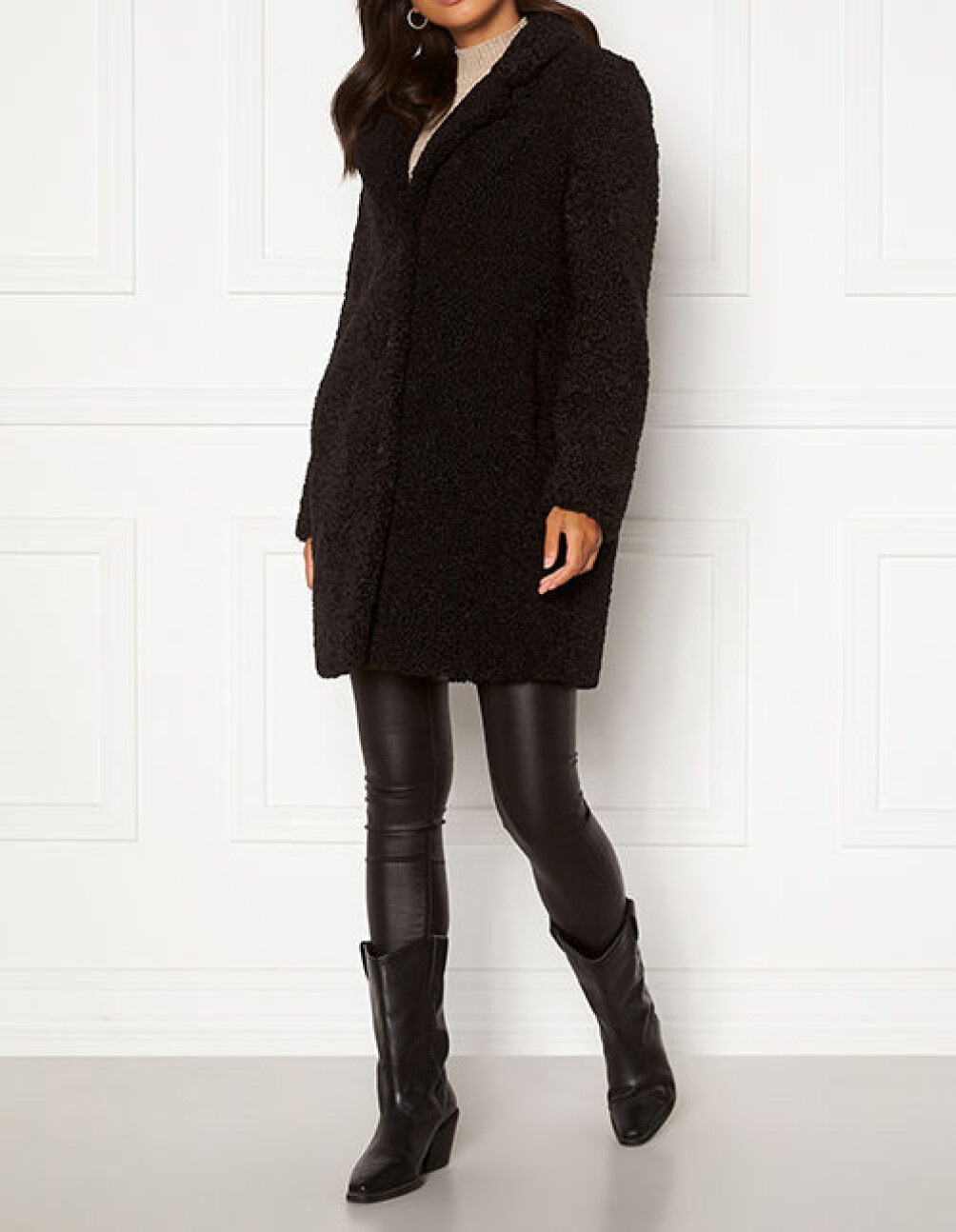 För dig som alltid fryser – teddyjackan är fortfarande lika het