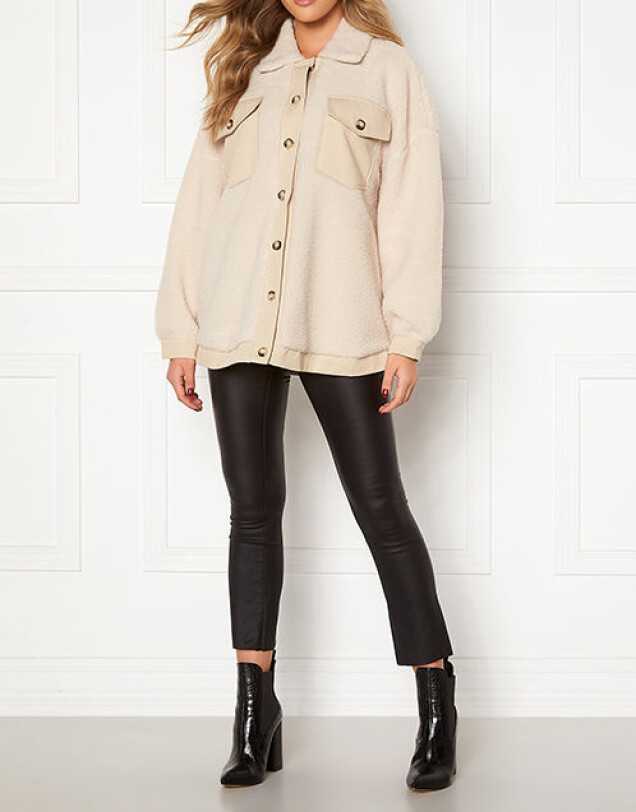 För dig som alltid fryser – teddyjackan är fortfarande lika het