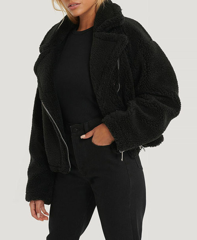 För dig som alltid fryser – teddyjackan är fortfarande lika het