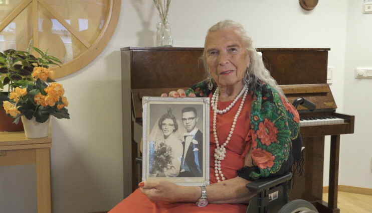 Birgitta med bröllopsfotot som togs när hon gifte sig med sin Inger 1959. Birgitta med bröllopsfotot som togs när hon gifte sig med sin Inger 1959.