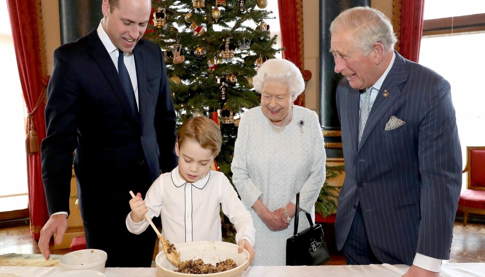 Bild från förra julen när prins William med sin lille son George, drottningen och prins Charles fixar ihop lite julpudding. Bild från förra julen när prins William med sin lille son George, drottningen och prins Charles fixar ihop lite julpudding.