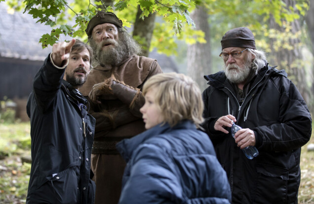 Gustaf Åkerblom har bland annat regisserat barnfilmen Halvdan Viking. Här syns han ge regi åt bland annat Peter Haber och Claes Månsson. Gustaf Åkerblom har bland annat regisserat barnfilmen Halvdan Viking. Här syns han ge regi åt bland annat Peter Haber och Claes Månsson.