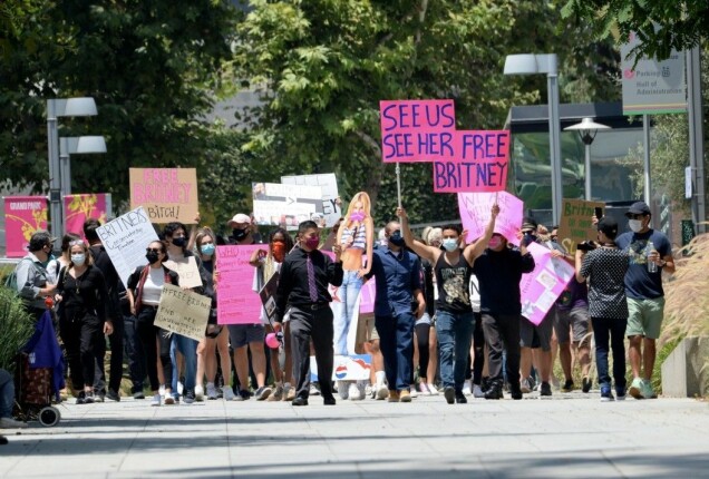Britney Spears fans under en demonstration i Los Angeles i juli 2020. Britney Spears fans under en demonstration i Los Angeles i juli 2020.