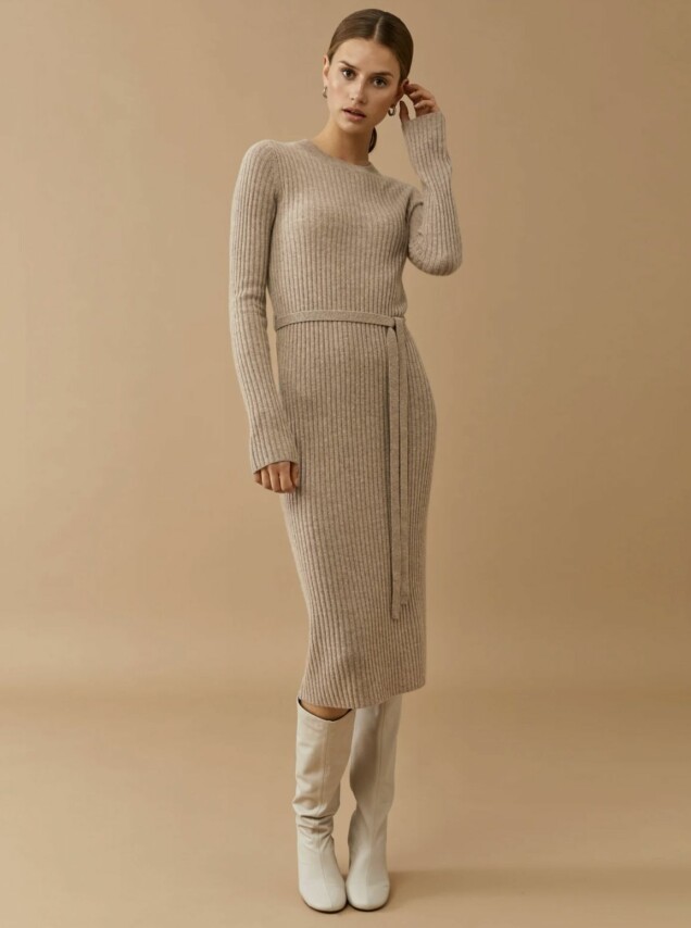 14 stickade klänningar i säsongens trendigaste nyanser