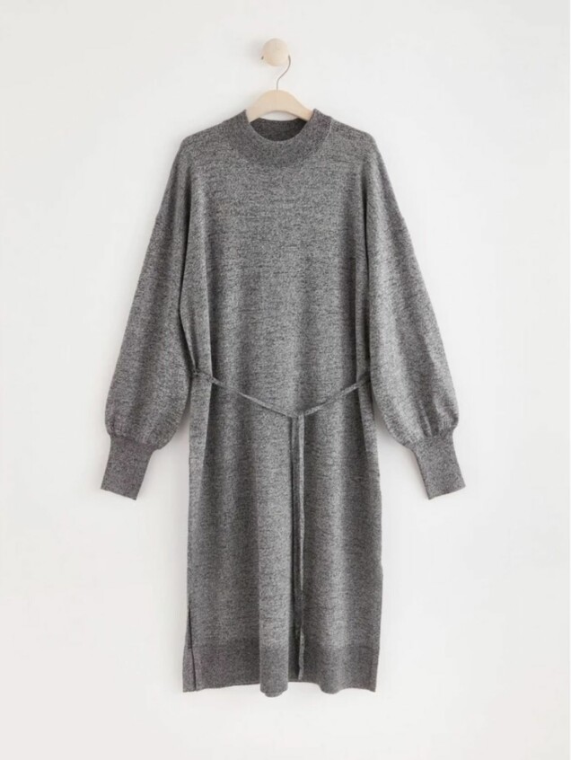 14 stickade klänningar i säsongens trendigaste nyanser