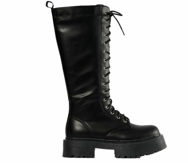 I vinter bär vi chunky boots med högt skaft