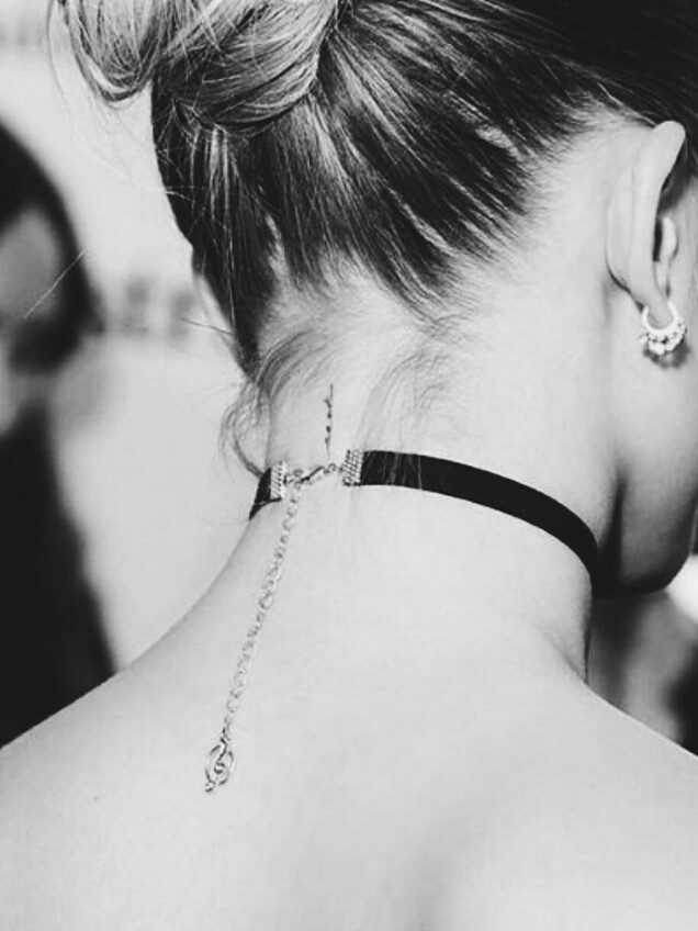 Hailey Biebers mini-tatueringar och deras betydelse
