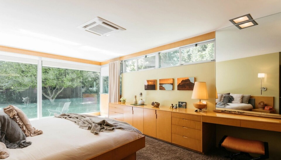Möjligen parets planerade master bedroom – med vy över poolen. Möjligen parets planerade master bedroom – med vy över poolen.